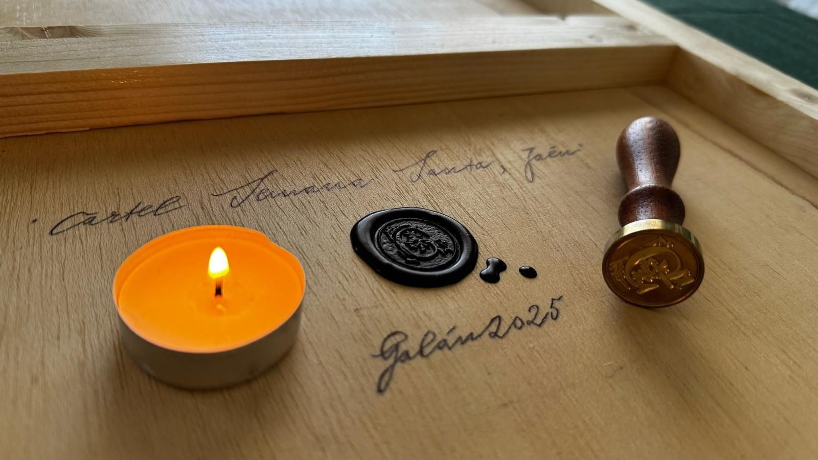 Firma y sello estampado sobre el cartel de la Semana Santa 2025.