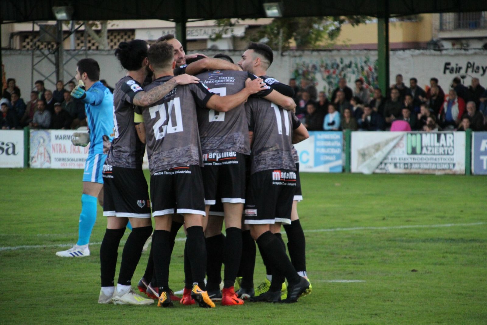 Jugadores del  Antequera celebrando un gol.