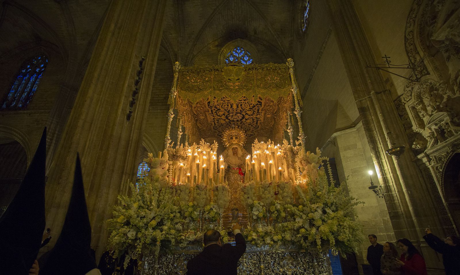 El paso de las hermandades de la Madrugada por la Catedral de Sevilla