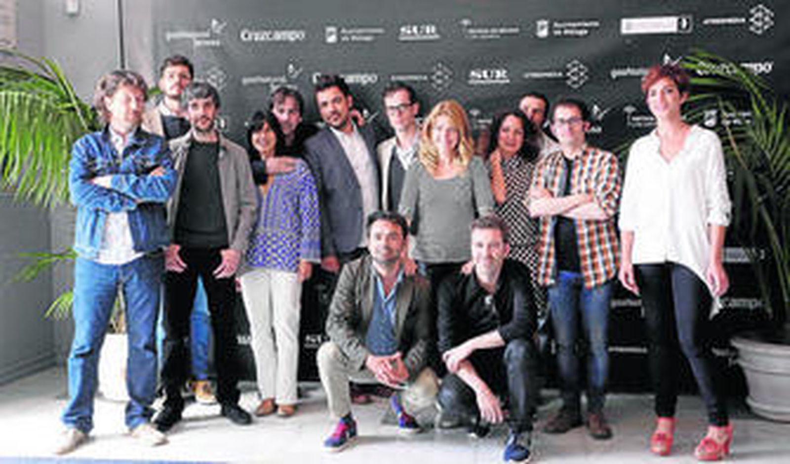 Algunos de los premiados con las Biznagas del Festival de Málaga, reunidos ayer en el Teatro Cervantes tras la lectura del fallo del jurado.