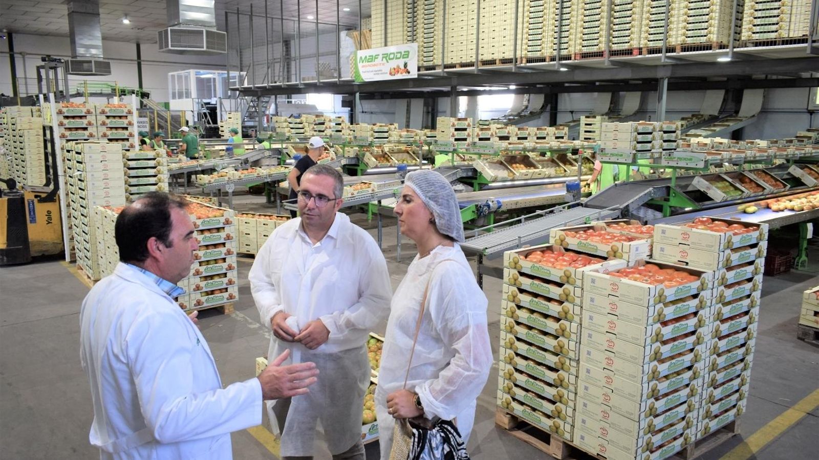 El alcalde y la delegada municipal de Agricultura y Ganadería, Patricia Romera, en la visita a la cooperativa Las Nieves.