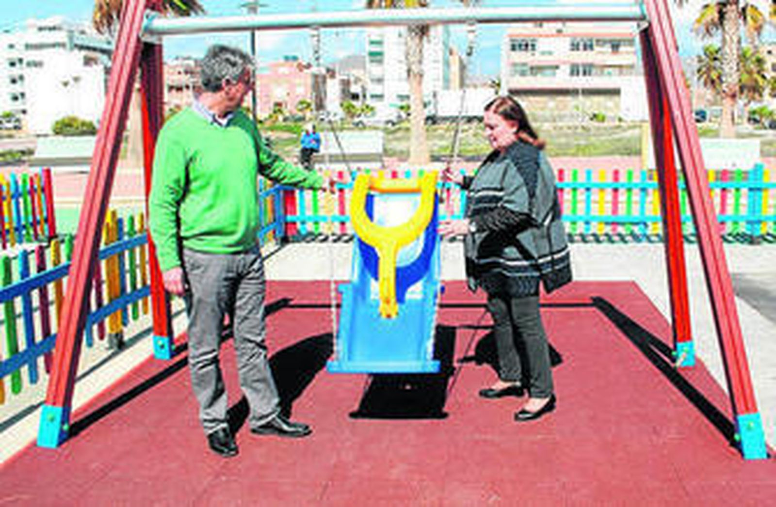 César Arróniz y Concha Reves junto al columpio para discapacitados.