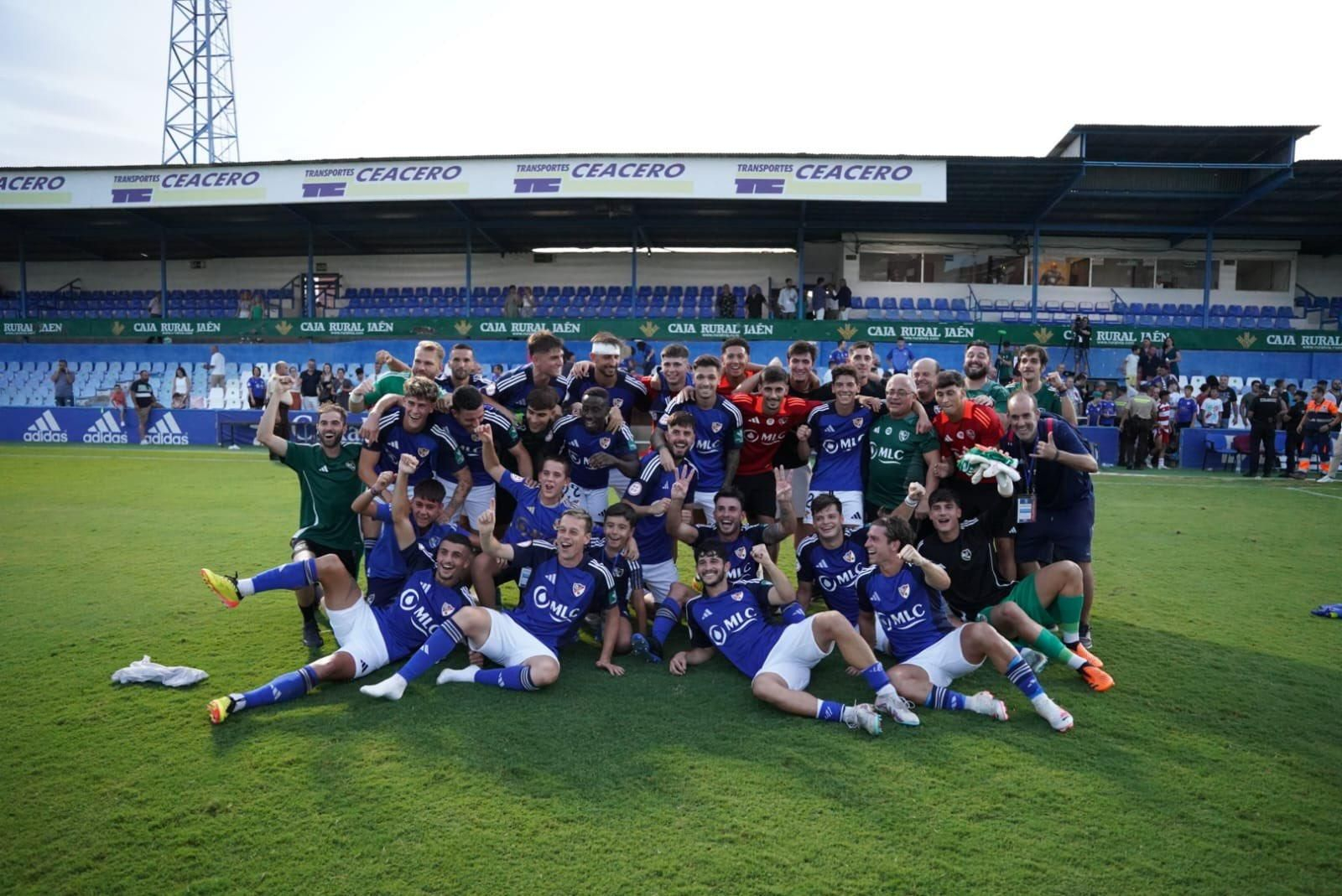 Los jugadores azulillos celebran el triunfo en el césped de Linarejos.
