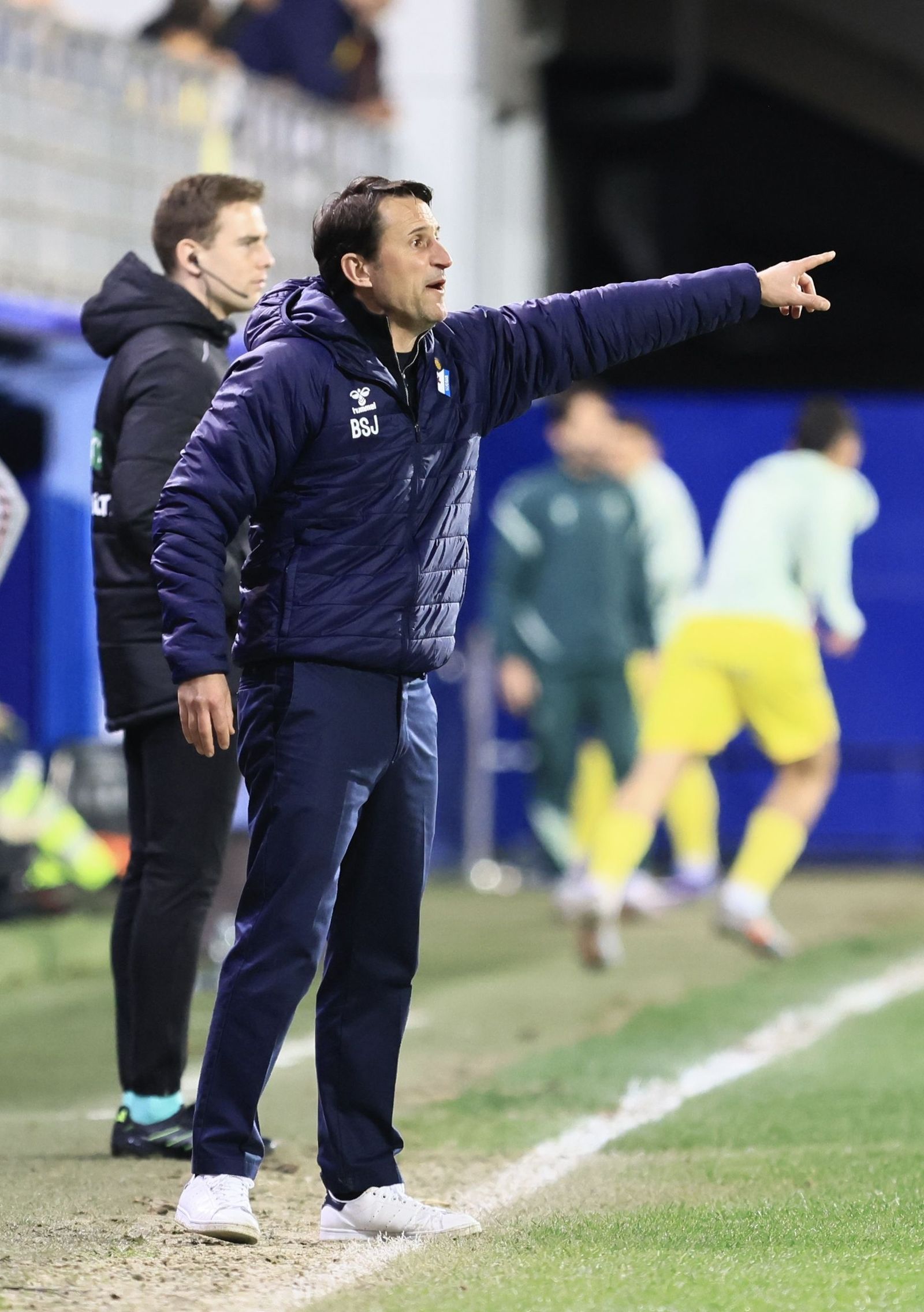 Beñat San José da unas indicaciones a sus pupilos.