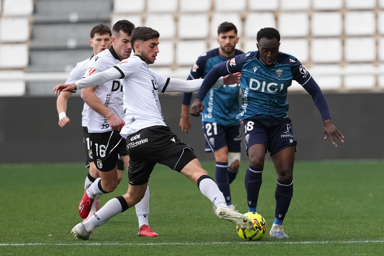 Diarra en un lance del Burgos-Cádiz.