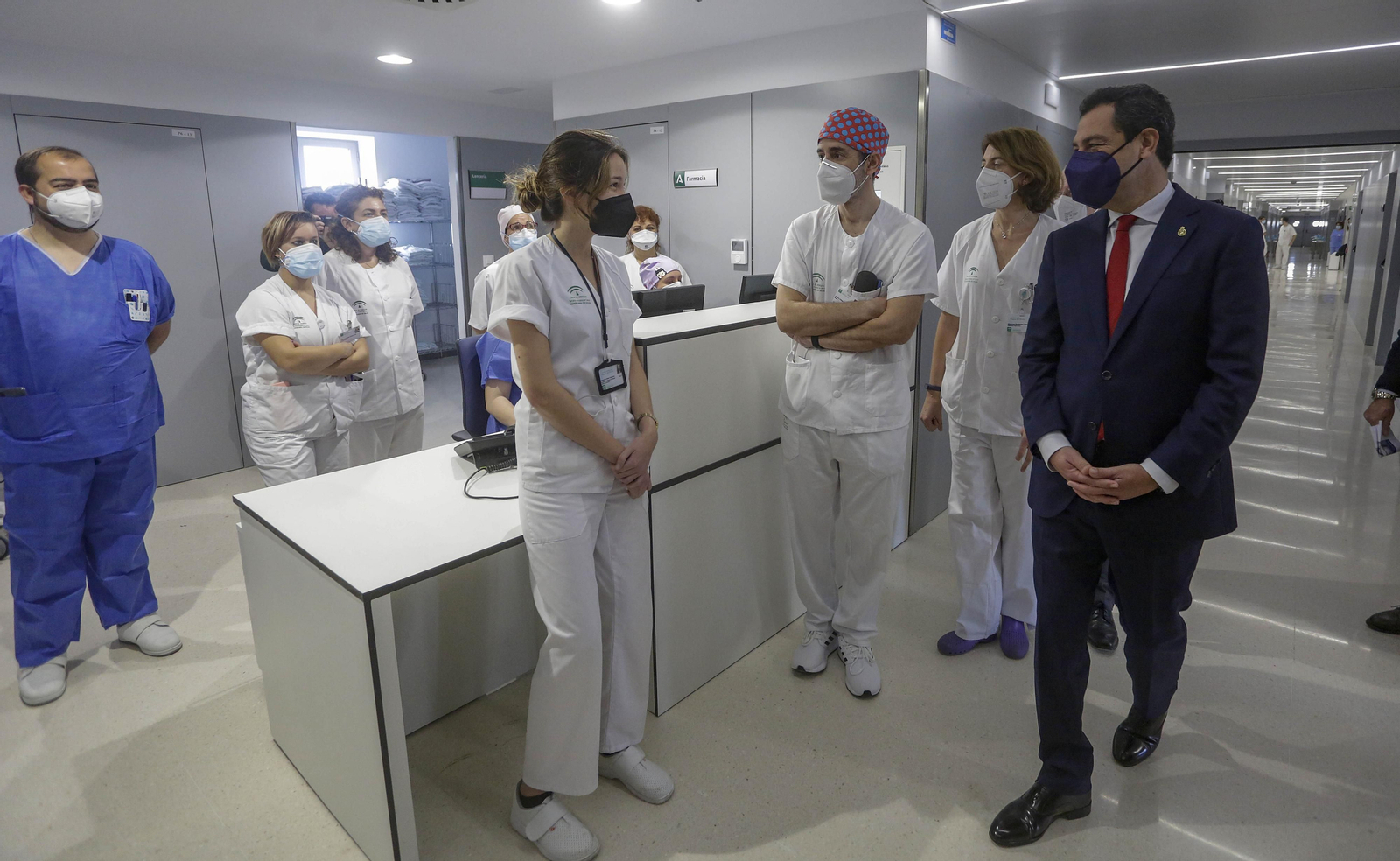 Juanma Moreno durante una visita al centro.