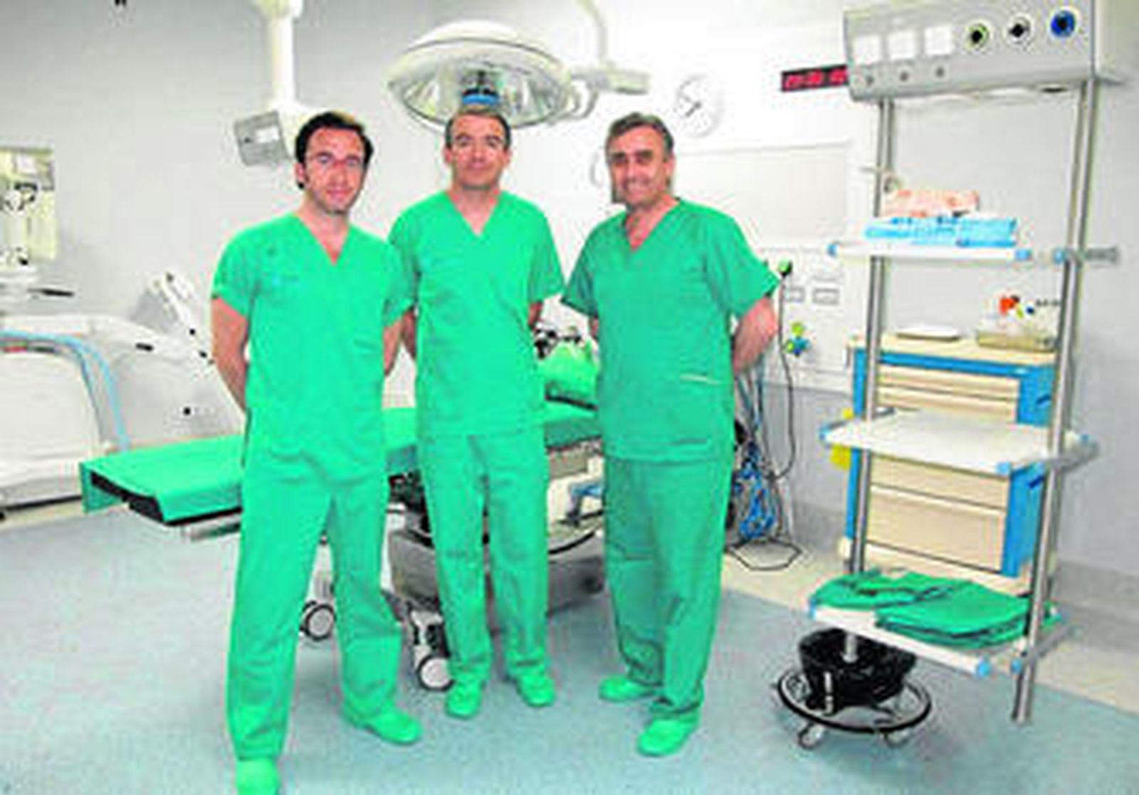 Los doctores Joaquín Galache, Germán Ciria y Domingo Sicilia, en Hospital Viamed Santa Ángela de la Cruz.