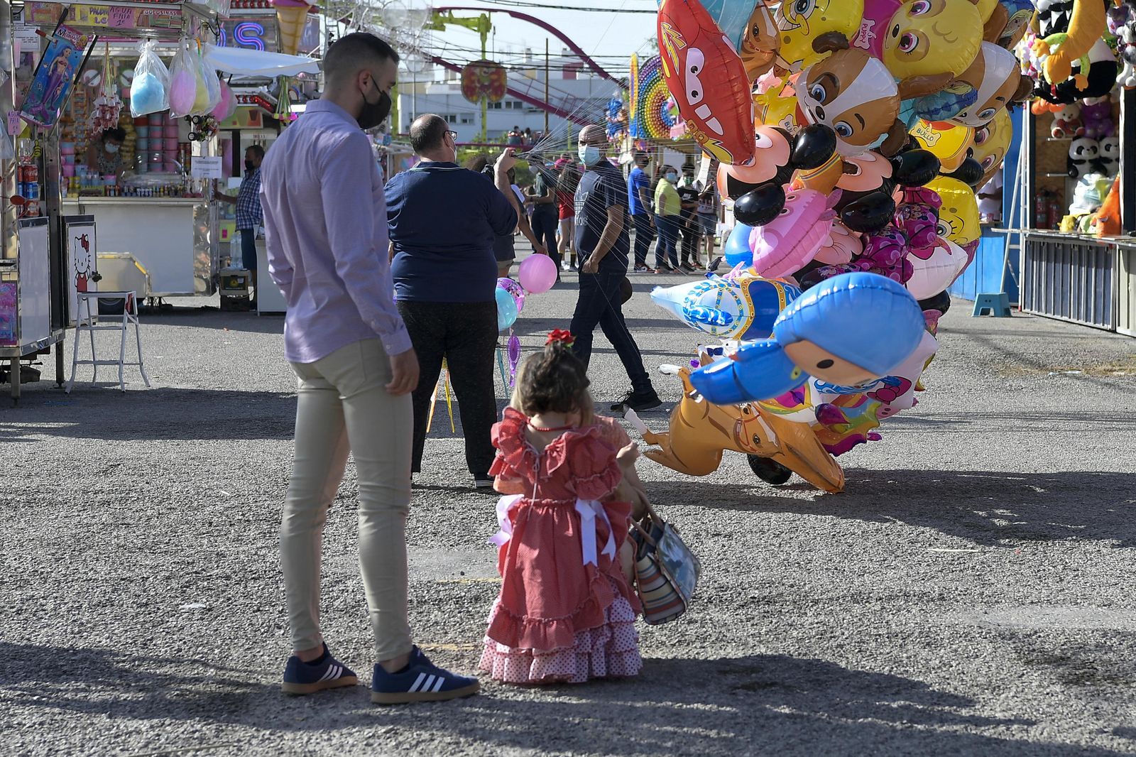 Atracciones de feria, columpios, niños y vida en el Corpus 2021