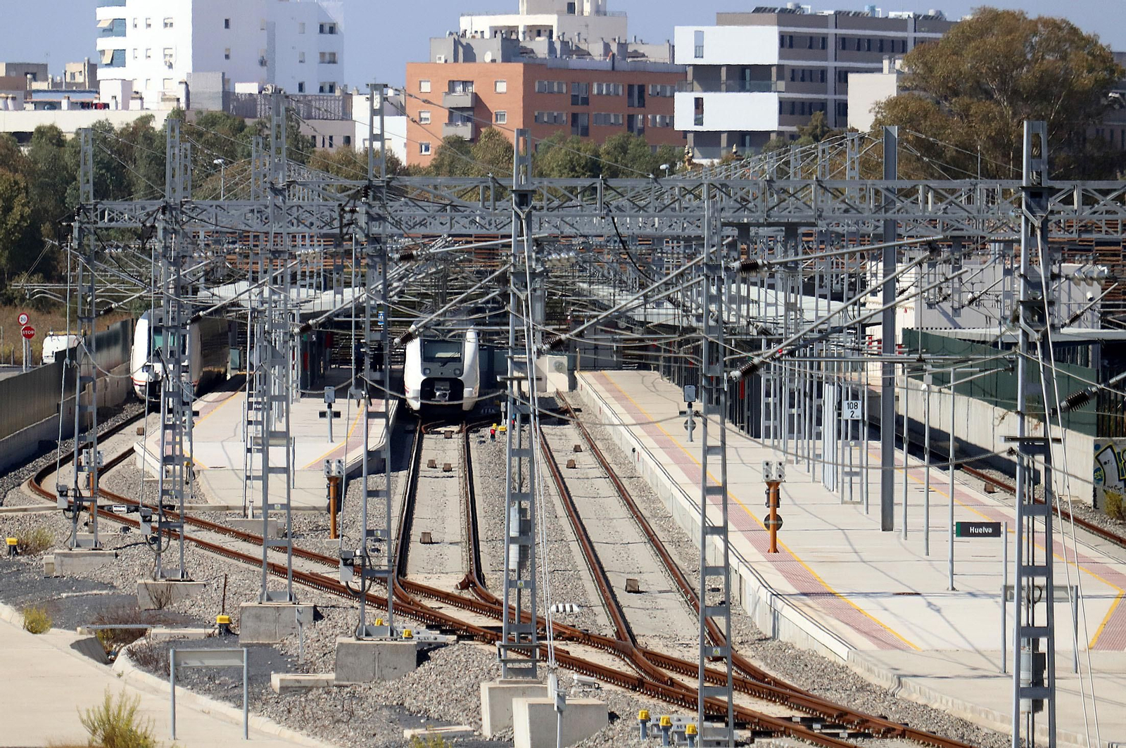Vías de salida de la estación de Huelva, que siguen esperando la llegada de un tren de alta velocidad aún lejano.