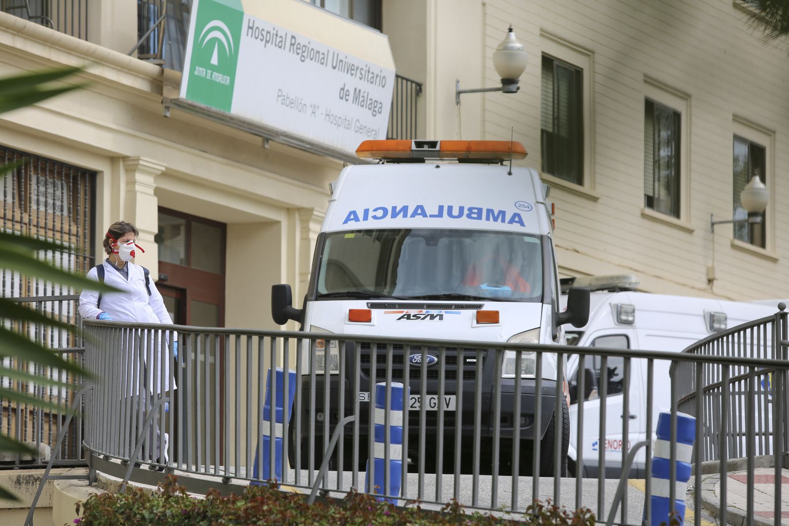 Ambulancias ante el Hospital Regional.