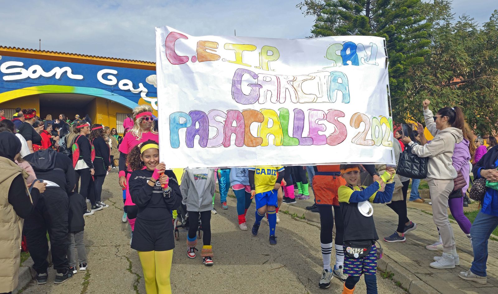 El pasacalles de carnaval del CEIP San García de Algeciras, en imágenes