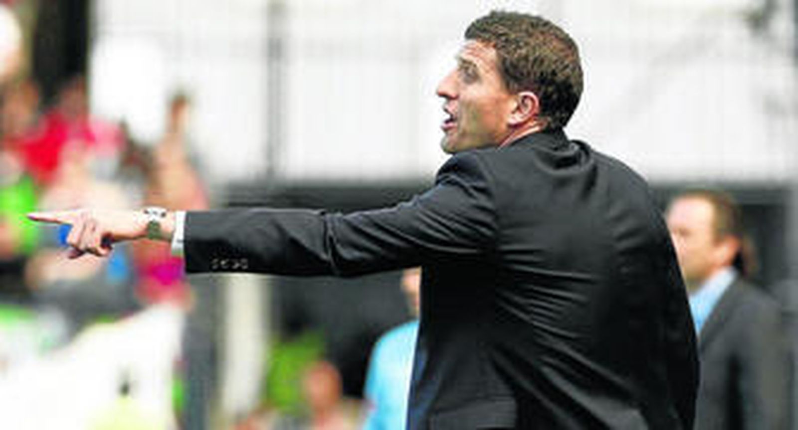 Javi Gracia da órdenes a sus futbolistas en un encuentro disputado contra el Valencia en El Sadar.