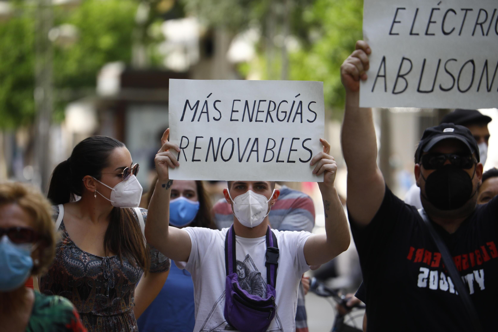 La manifestación en Córdoba contra la nueva tarifa de la luz, en imágenes