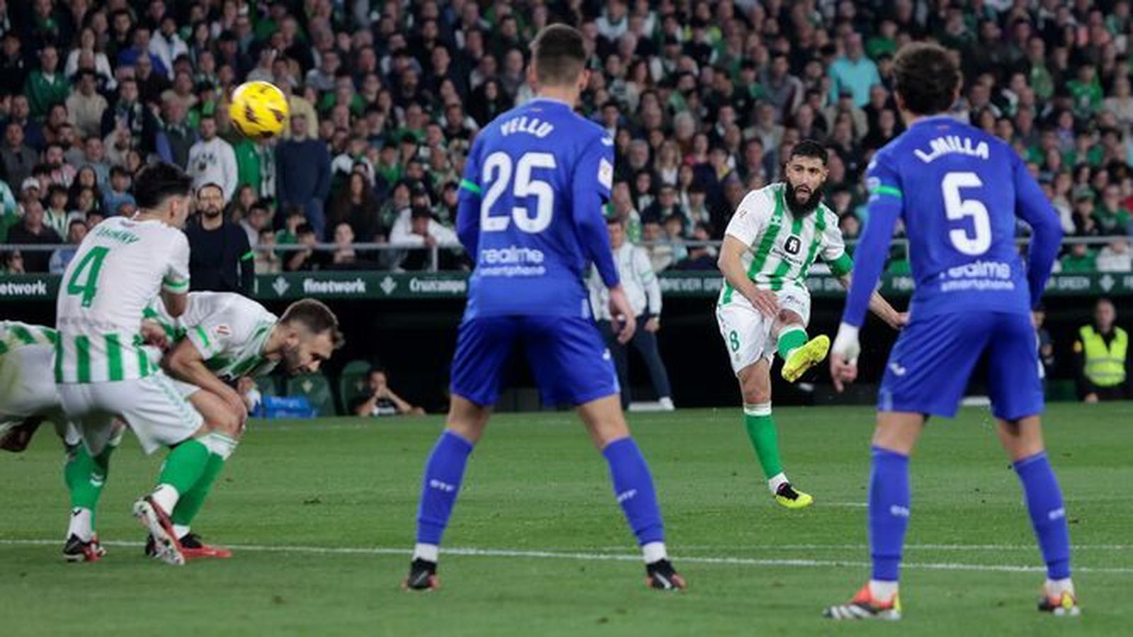 Fekir lanza una falta directa que se fue fuera tras rozar en un defensa.