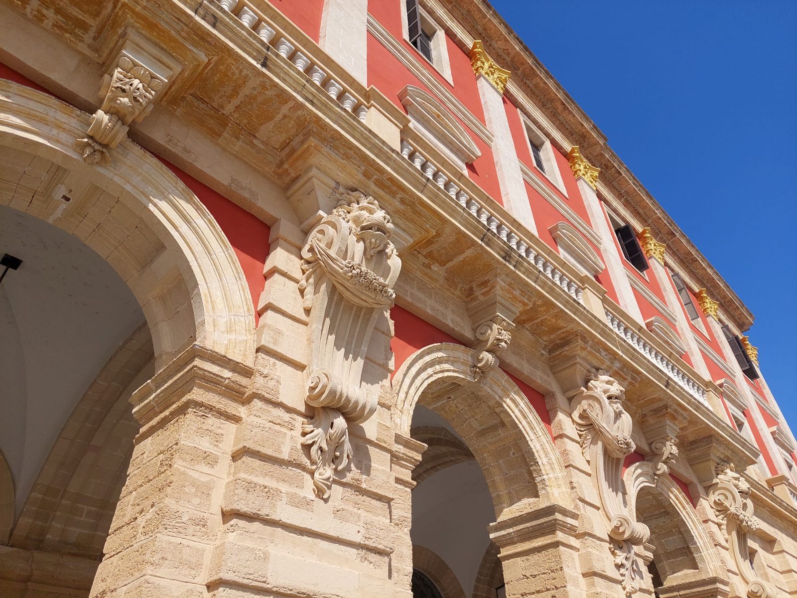 Detalle de fachada del Ayuntamiento de San Fernando.