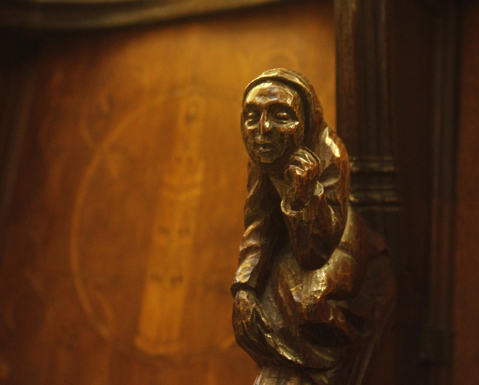 Detalles de la sillería del coro.