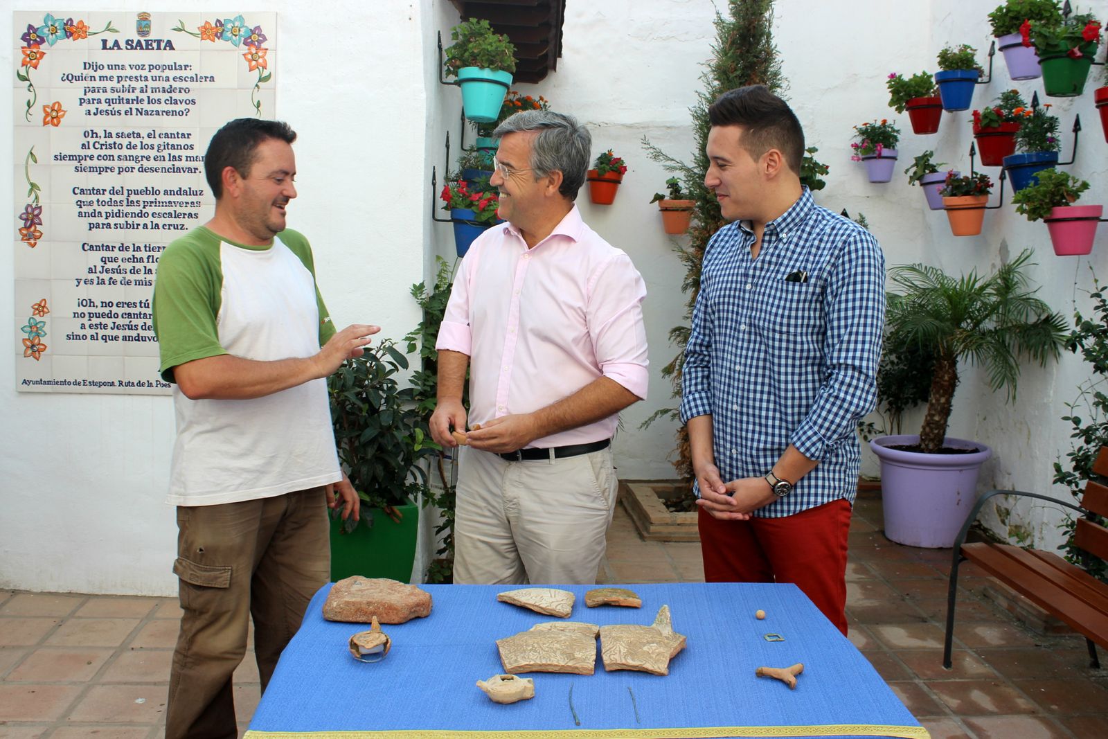 El alcalde, José María García Urbano, muestra algunos de los hallazgos encontrados.