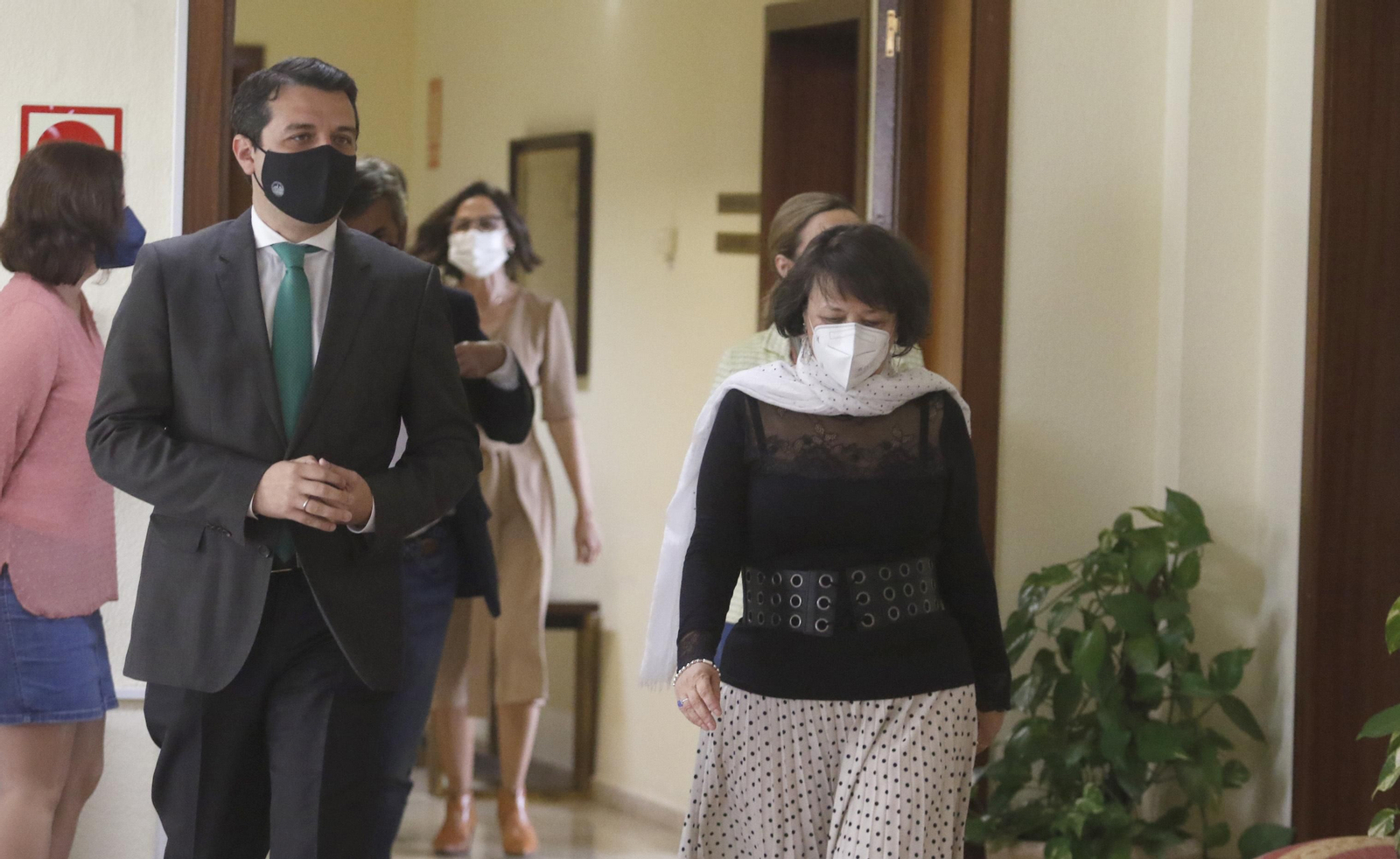 José María Bellido y Rafaela Valenzuela, antes de su comparecencia en la Subdelegación del Gobierno.