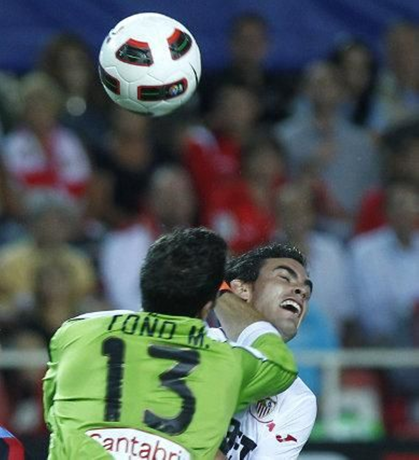 Alfaro recibe un puñetazo de Toño que da lugar al penalti. / Antonio Pizarro
