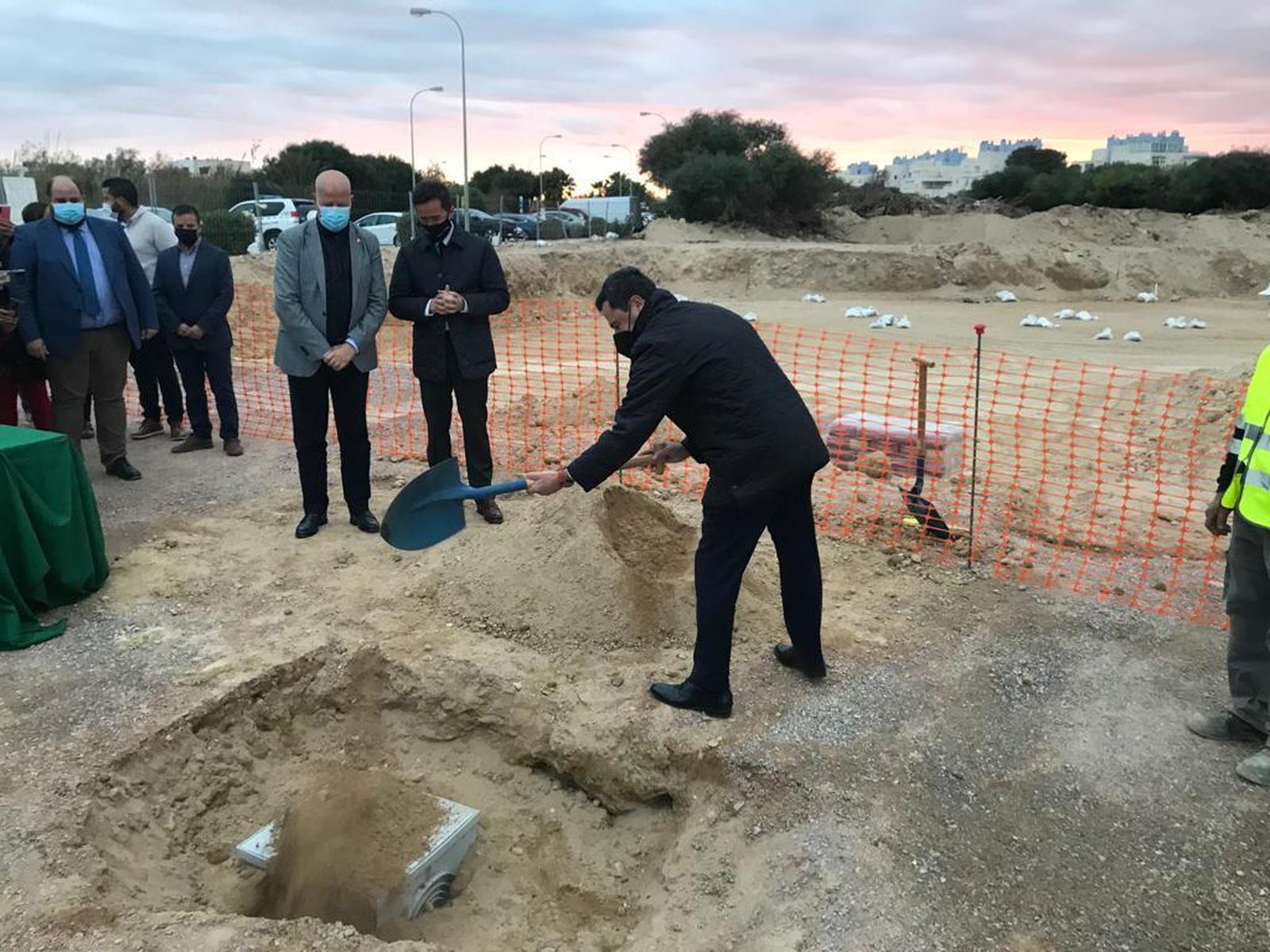 Palada de Juanma Moreno en presencia de Javier Imbroda y Francisco Góngora.