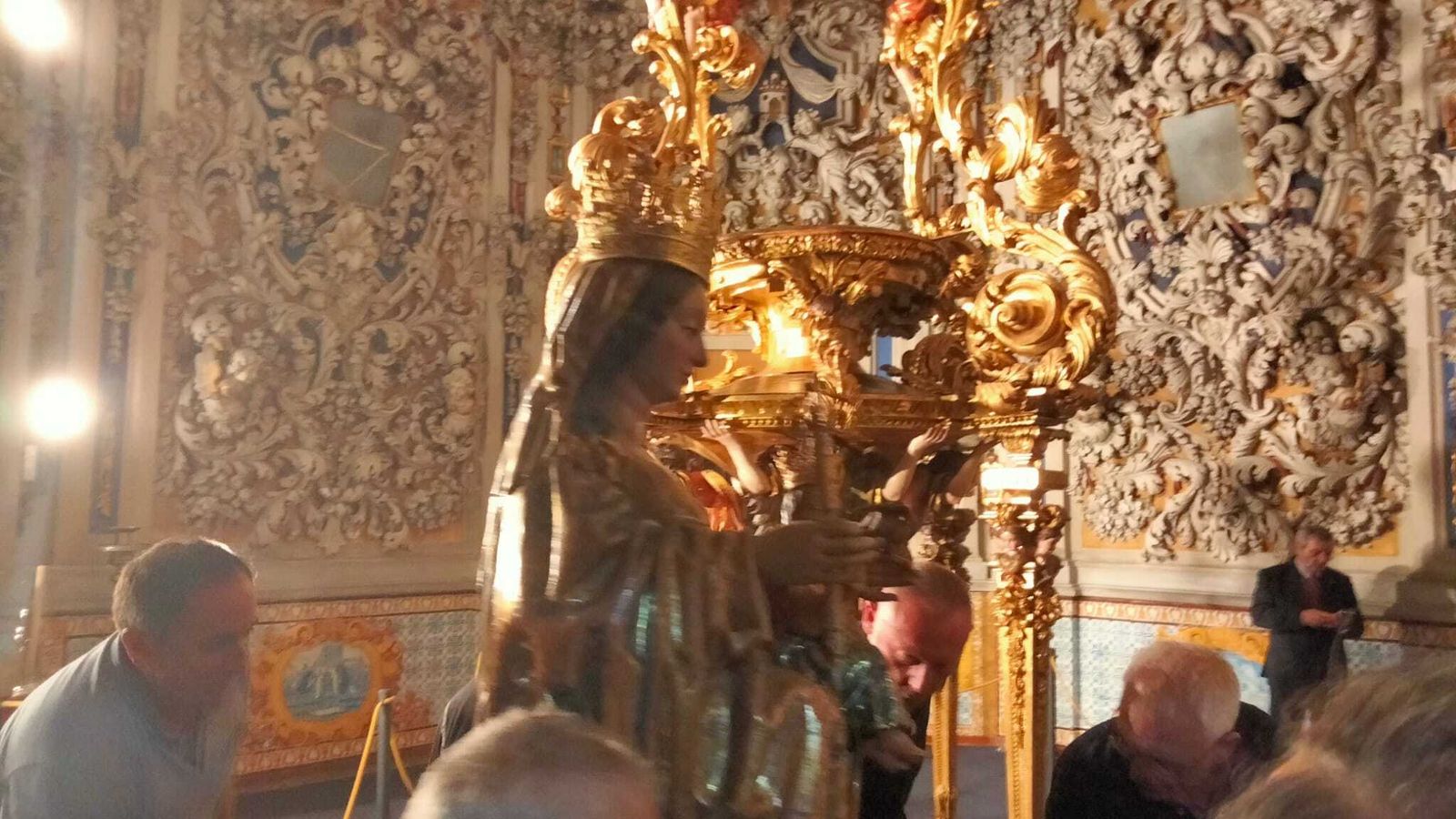 Bajada del camarín de la Virgen de la Victoria.