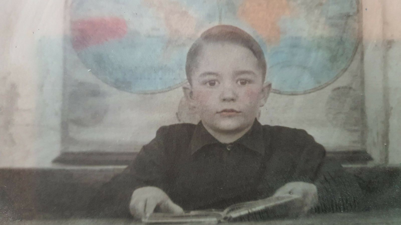 De niño, vestido de negro