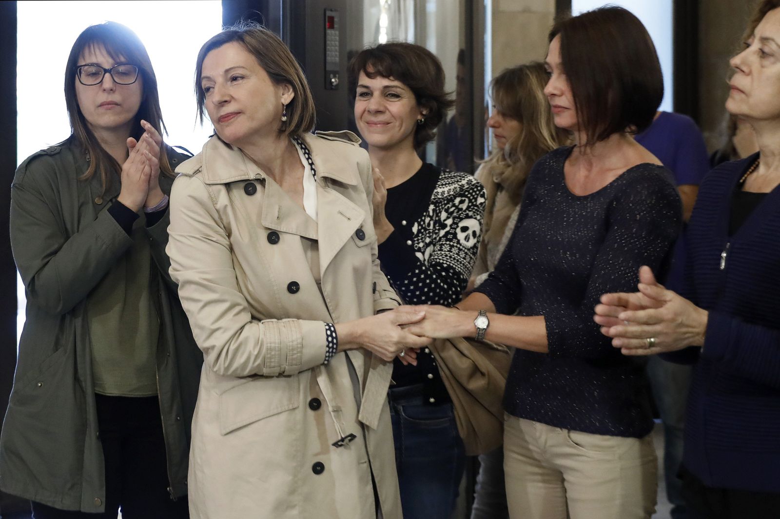 Carme Forcadell, recibida entre aplausos en el 'Parlament'.