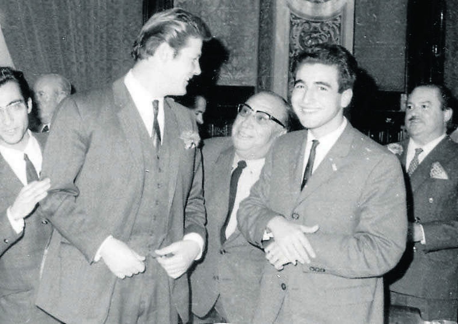 Roger Moore ('El Santo' y 007) junto a Gelán en 1967.