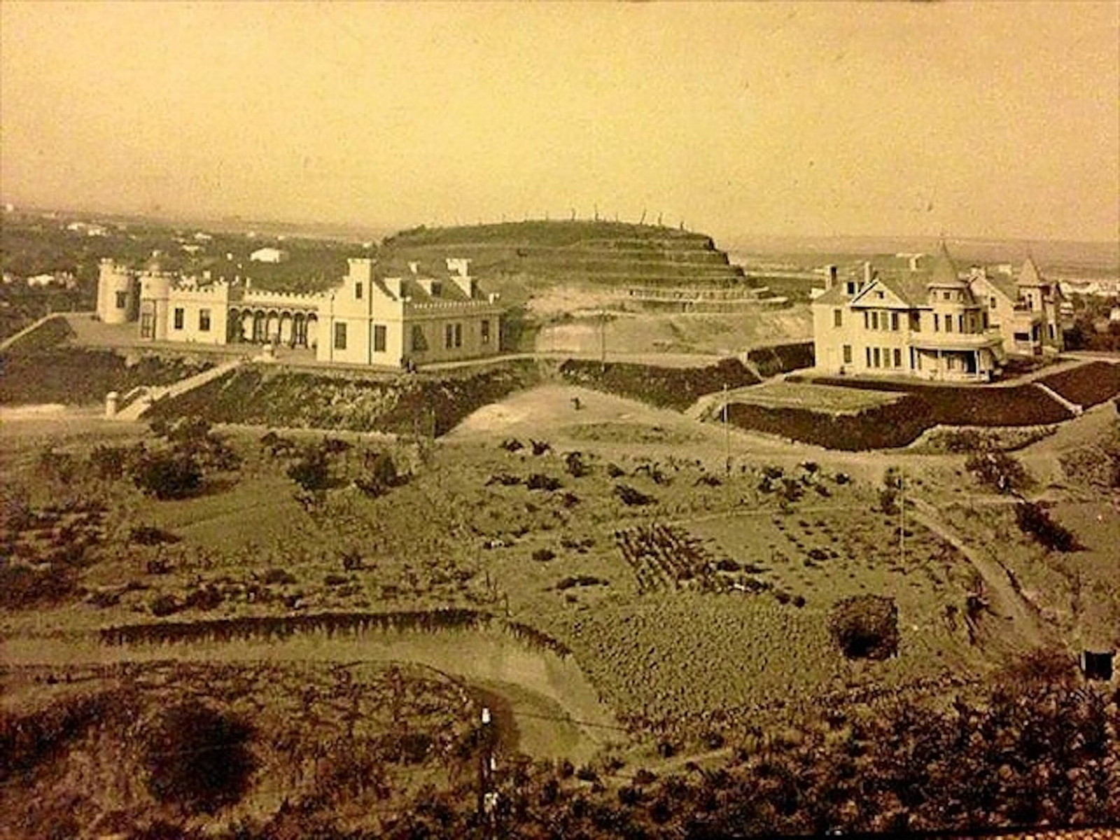 Vista de la clínica y las casas de los doctores Mackay y Macdonald. Vista de la clínica y las casas de los doctores Mackay y Macdonald.