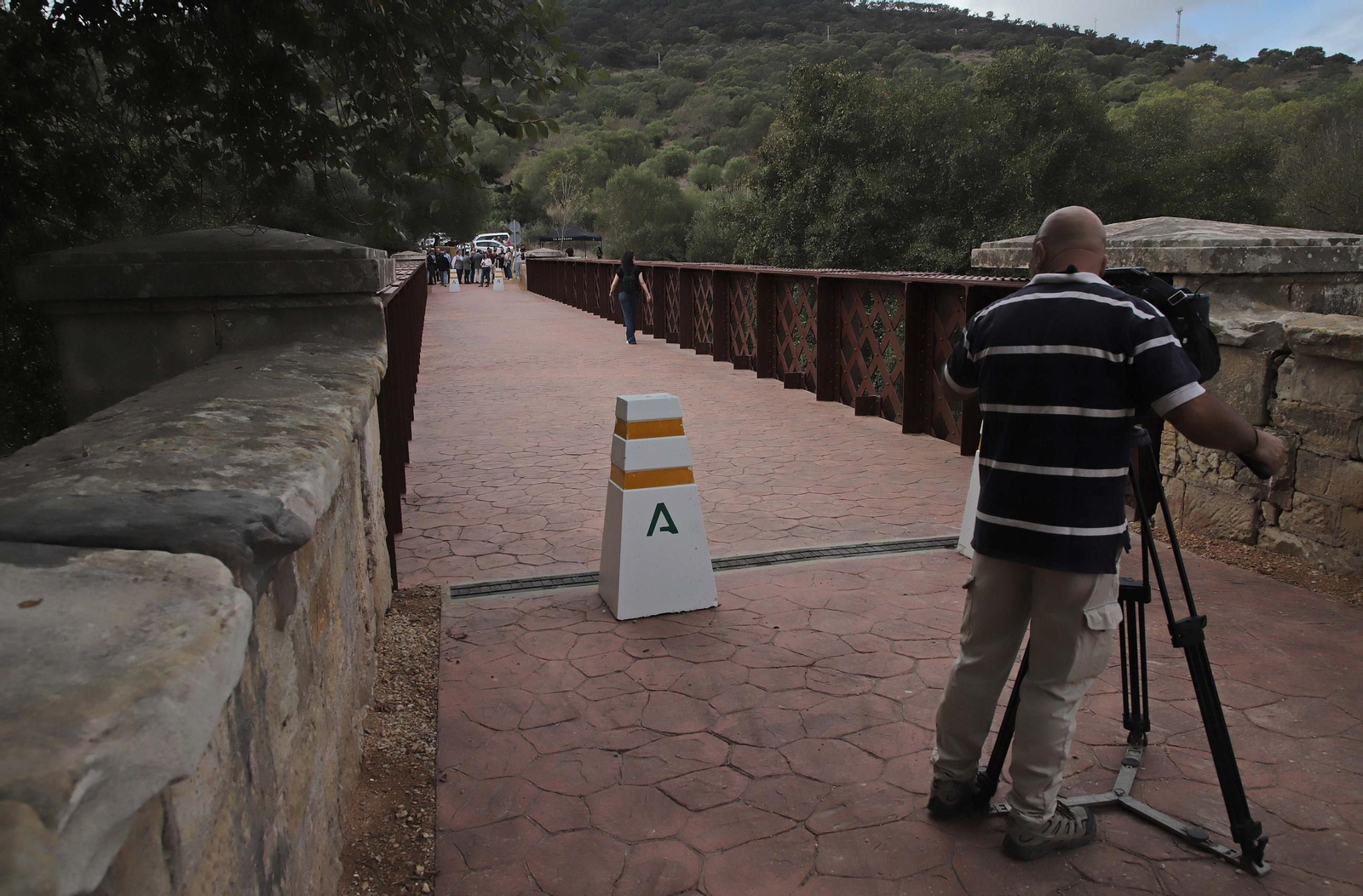 Fotos de la visita del Puente de Hierro del río Palmones tras la finalización de las obras de rehabilitación realizadas por la Junta de Andalucía en Los Barrios