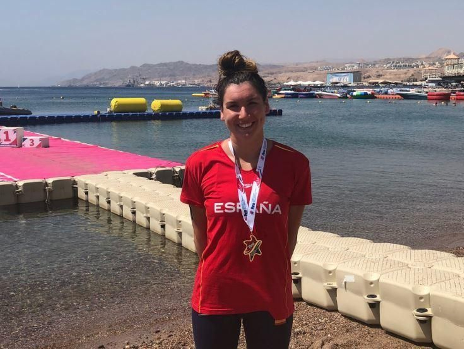 Paula Ruiz posa con la medalla de oro.