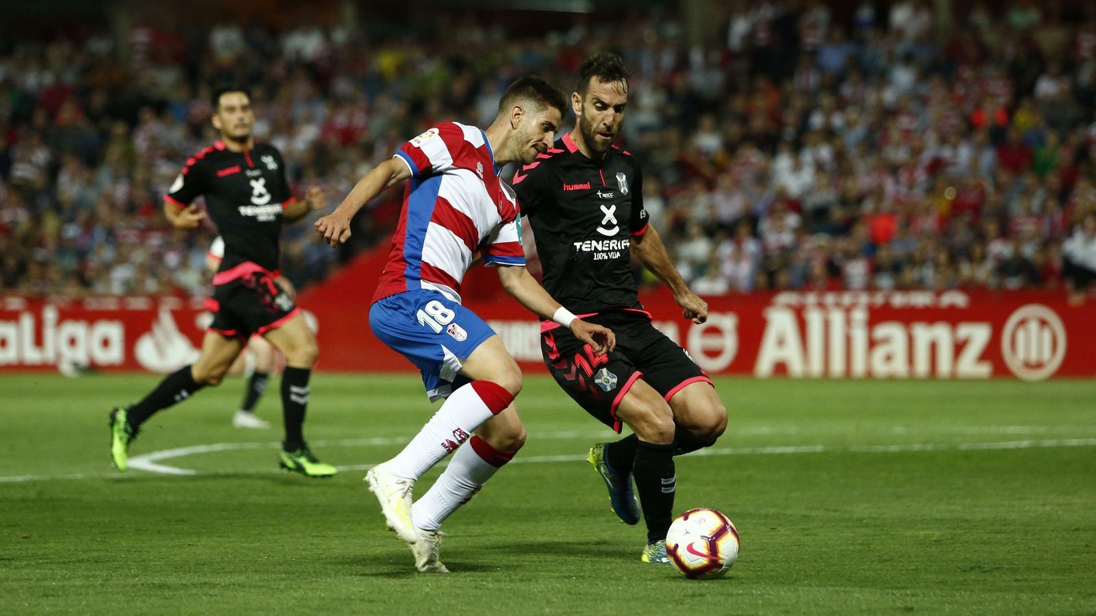 Dani Ojeda intenta irse de un rival