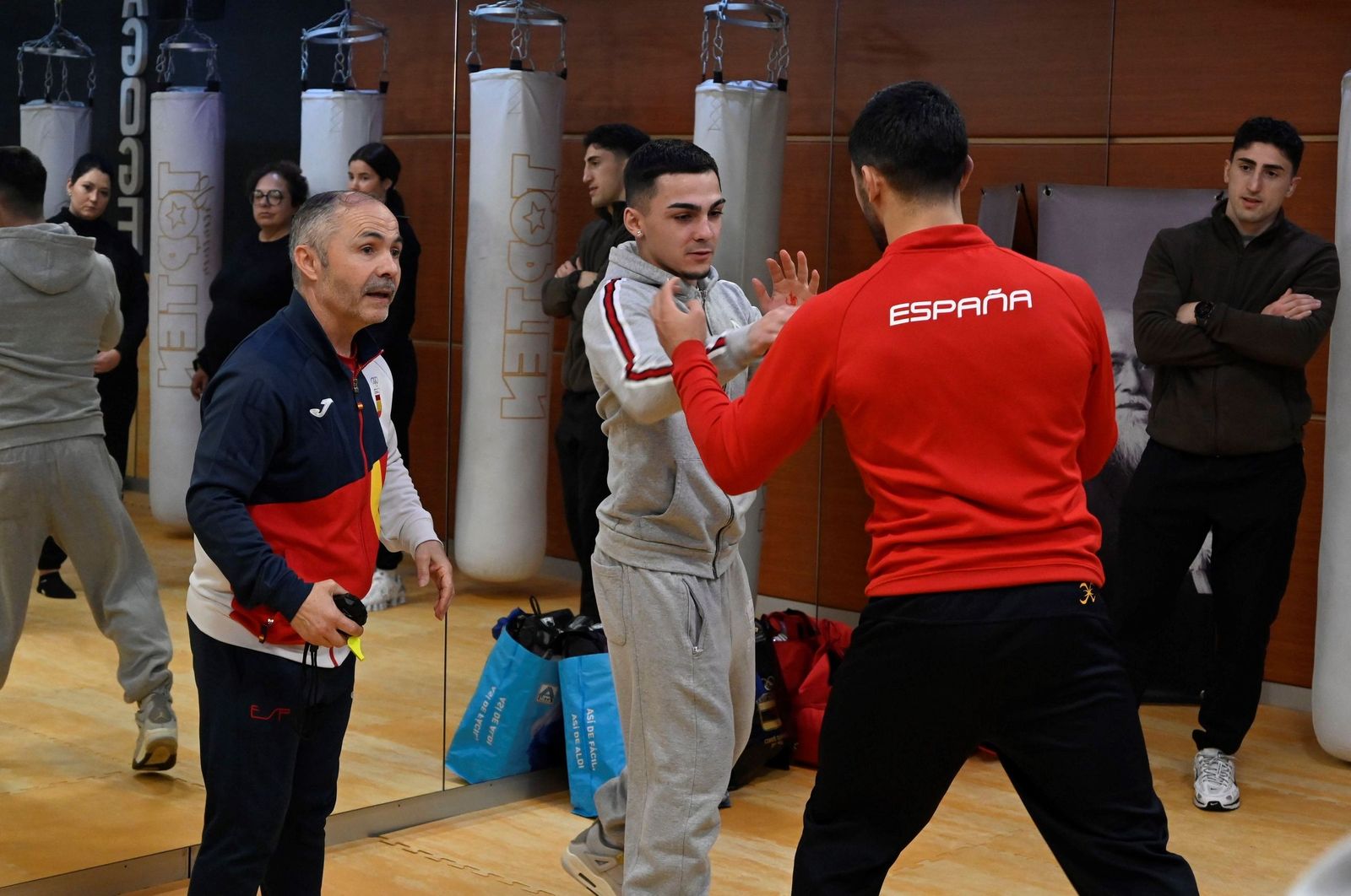 La masterclass de boxeo de Rafa Lozano Jr a medio centenar de mujeres de Córdoba, en imágenes