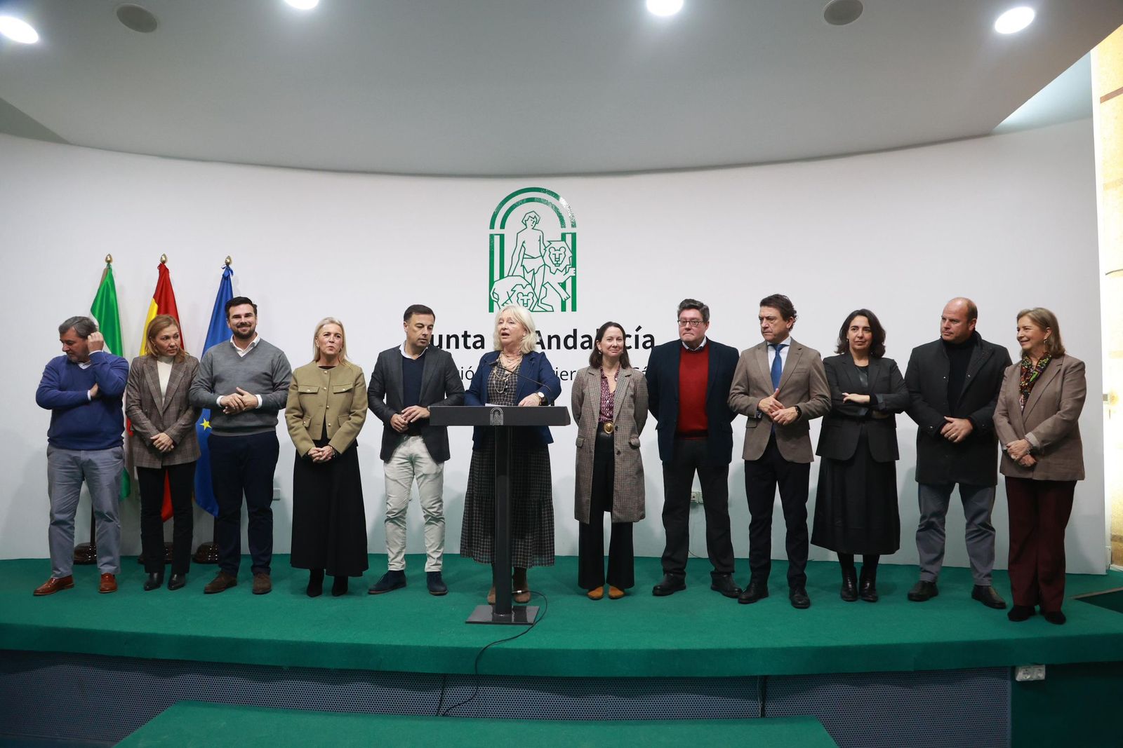 Mercedes Colombo y delegados territoriales de la Junta en la provincia, durante el desayuno informativo de este lunes.