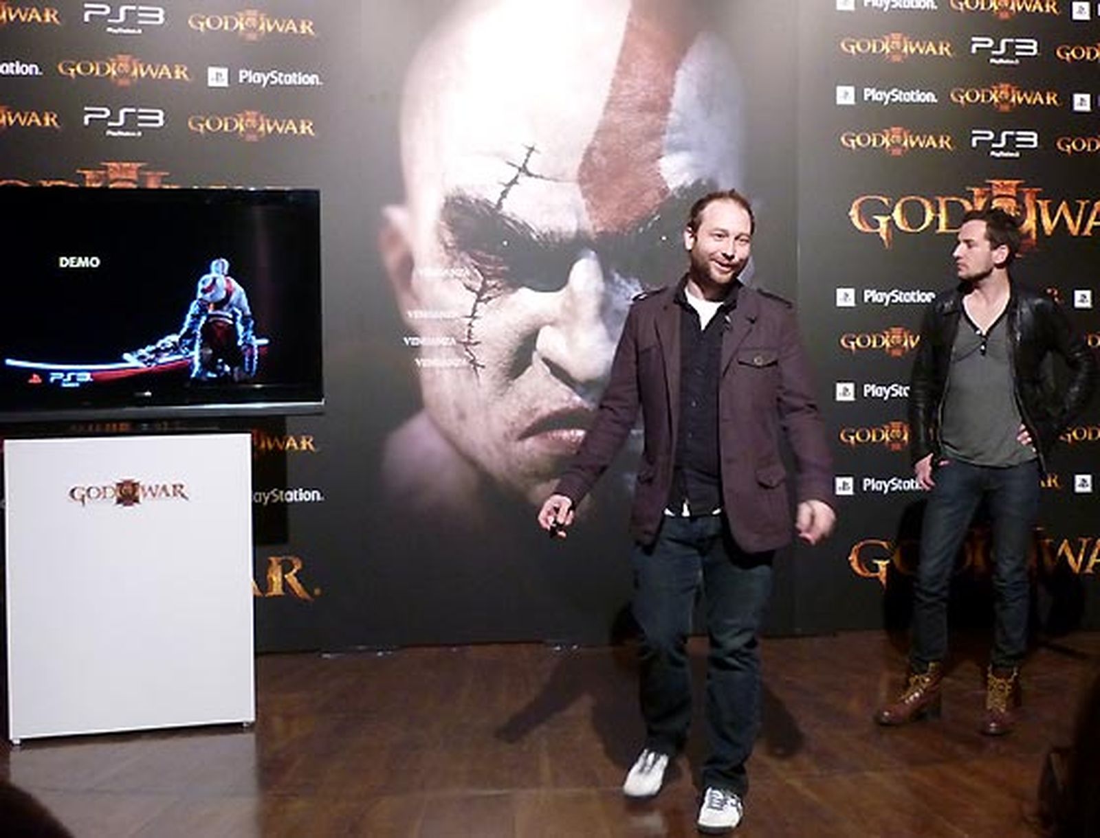 Adam Puhl, diseñador jefe de combate de 'God of War III', y Chris O’Neill, desarrollador jefe de niveles del juego, durante la presentación en Madrid de la nueva entrega de la serie. / S. Caballero