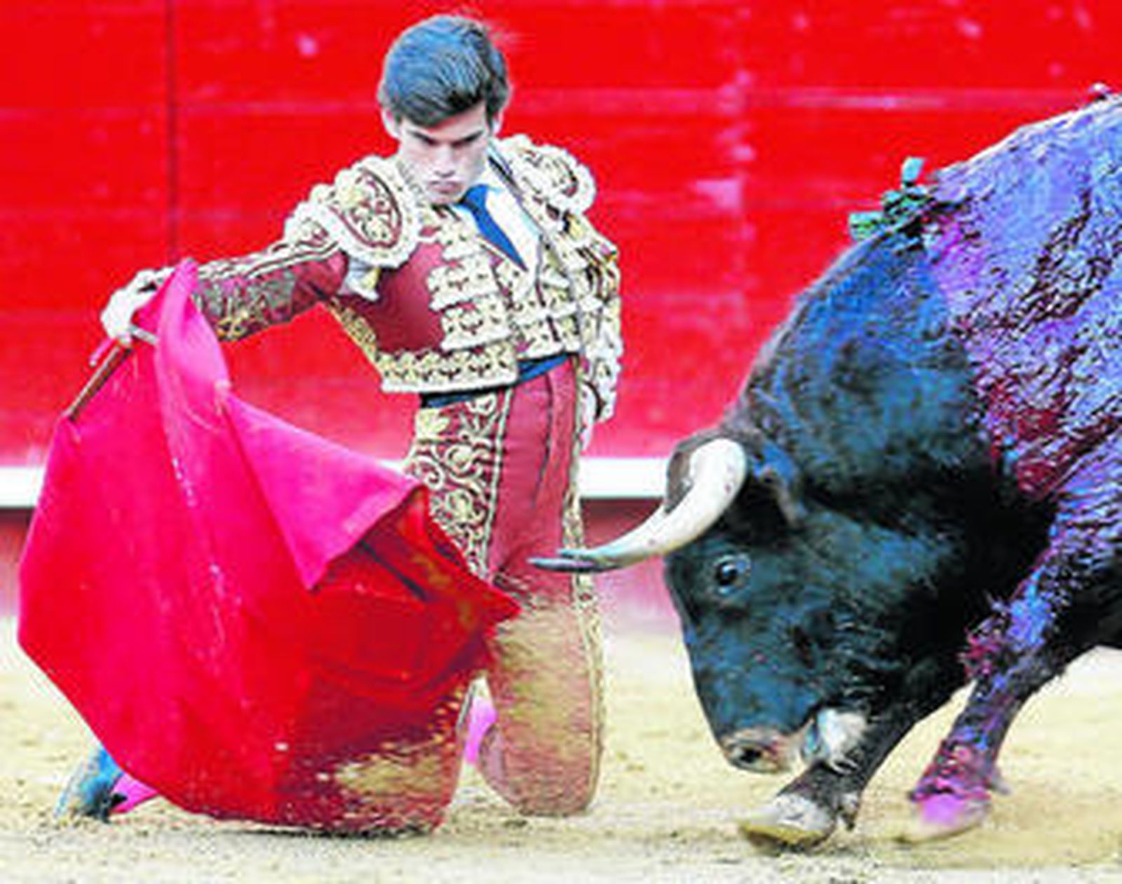 José Garrido, en un derechazo de rodillas a su primer toro, al que desorejó.