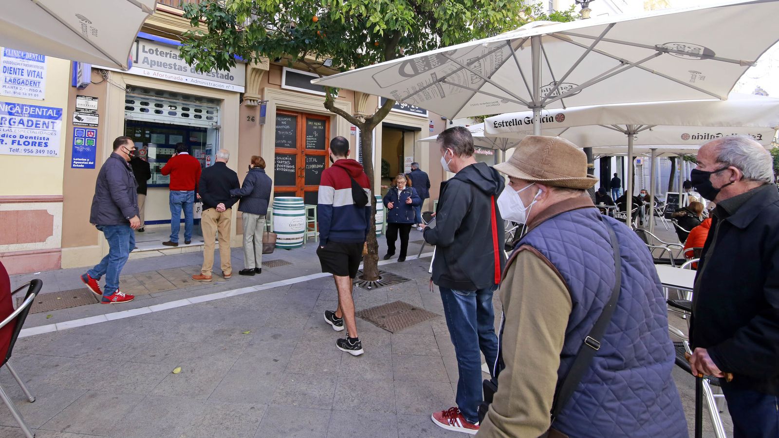 Colas, esta mañana, en la administración de loterías de la calle Larga.