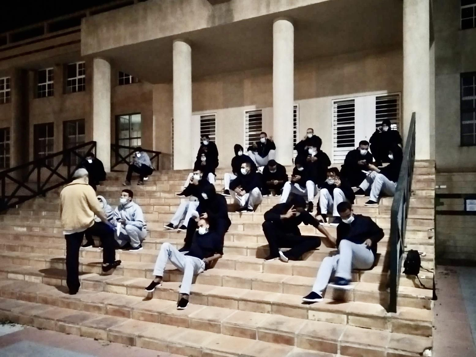 Los inmigrantes liberados en Motril, mientras esperaban su traslado a Torremolinos.