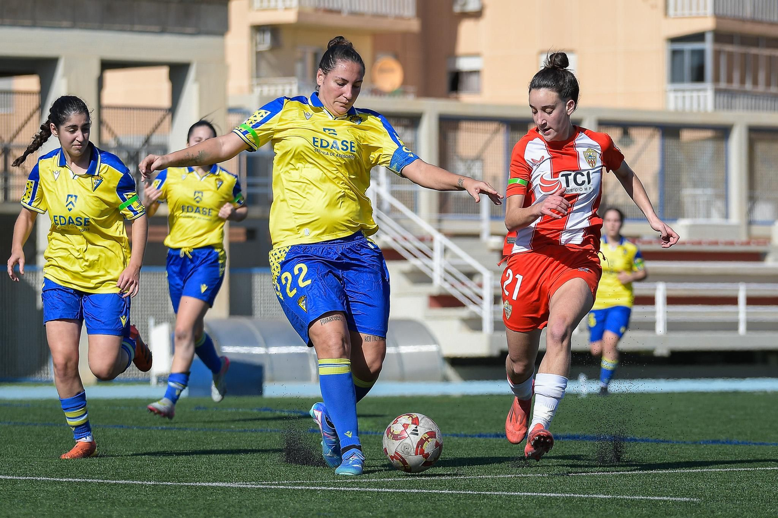 Carla disputa un balón con una rival durante un choque disputado por las rojiblancas en el Estadio de La Juventud este curso.