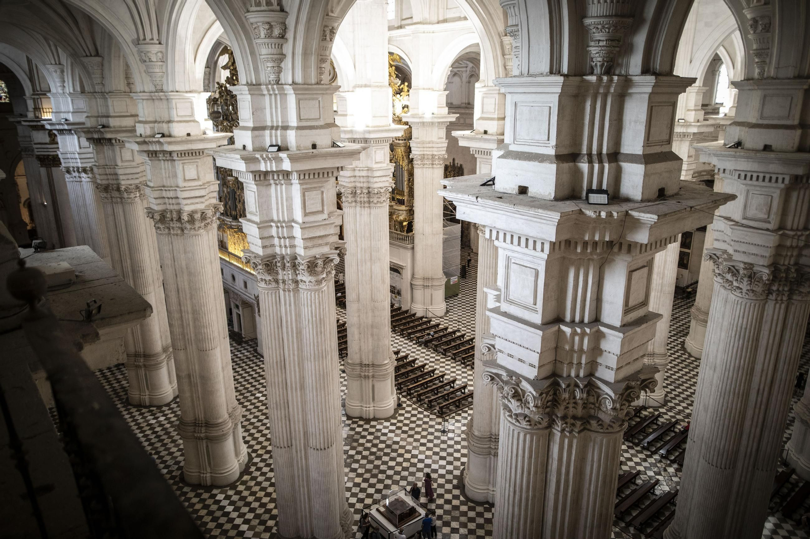 La restauración de la torre de la Catedral de Granada, desde dentro