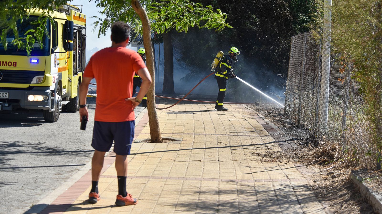 Las fotos del incendio en la barriada de San Bernabé