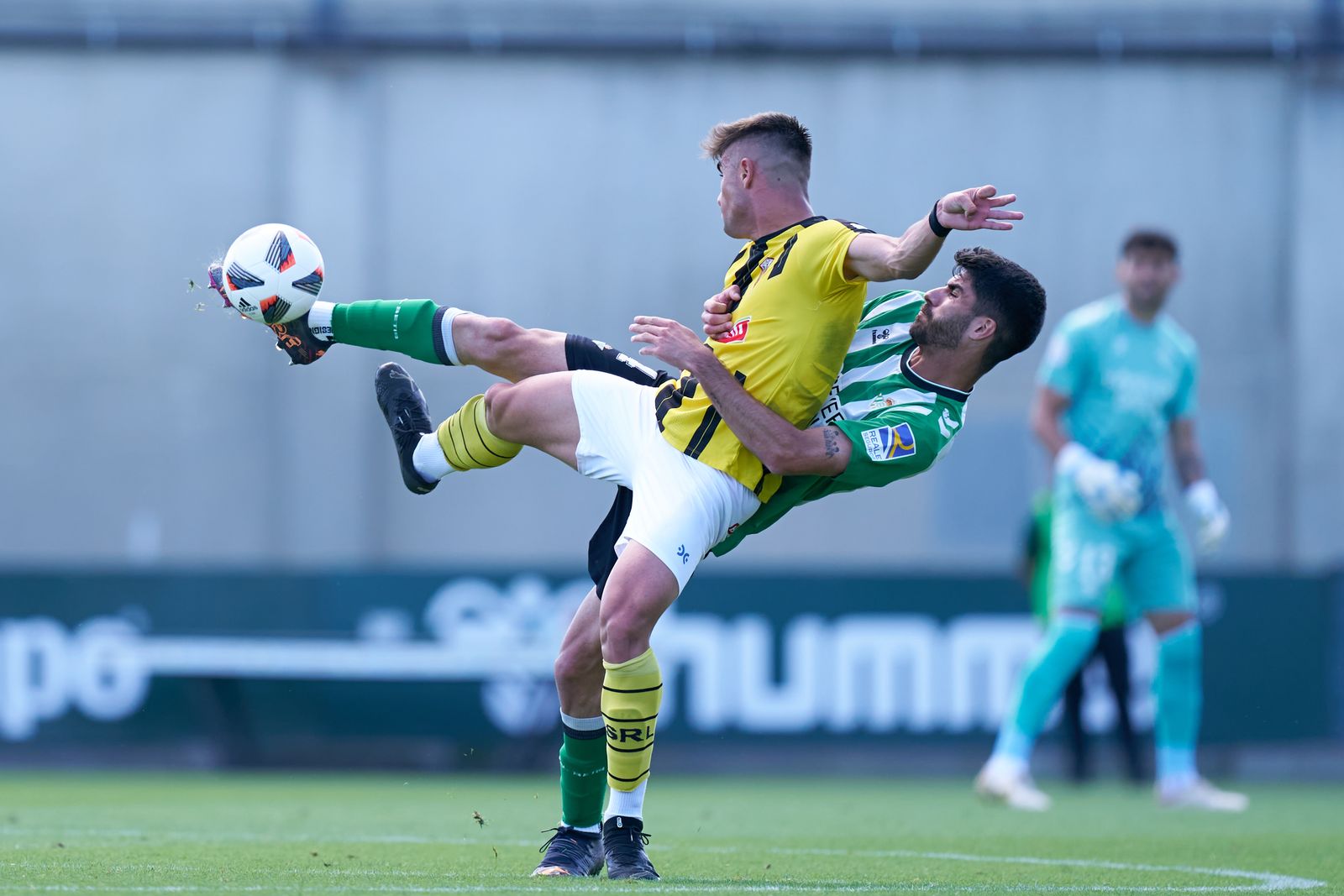 Santiesteban intenta robar el balón en el partido ante el Betis Deportivo.