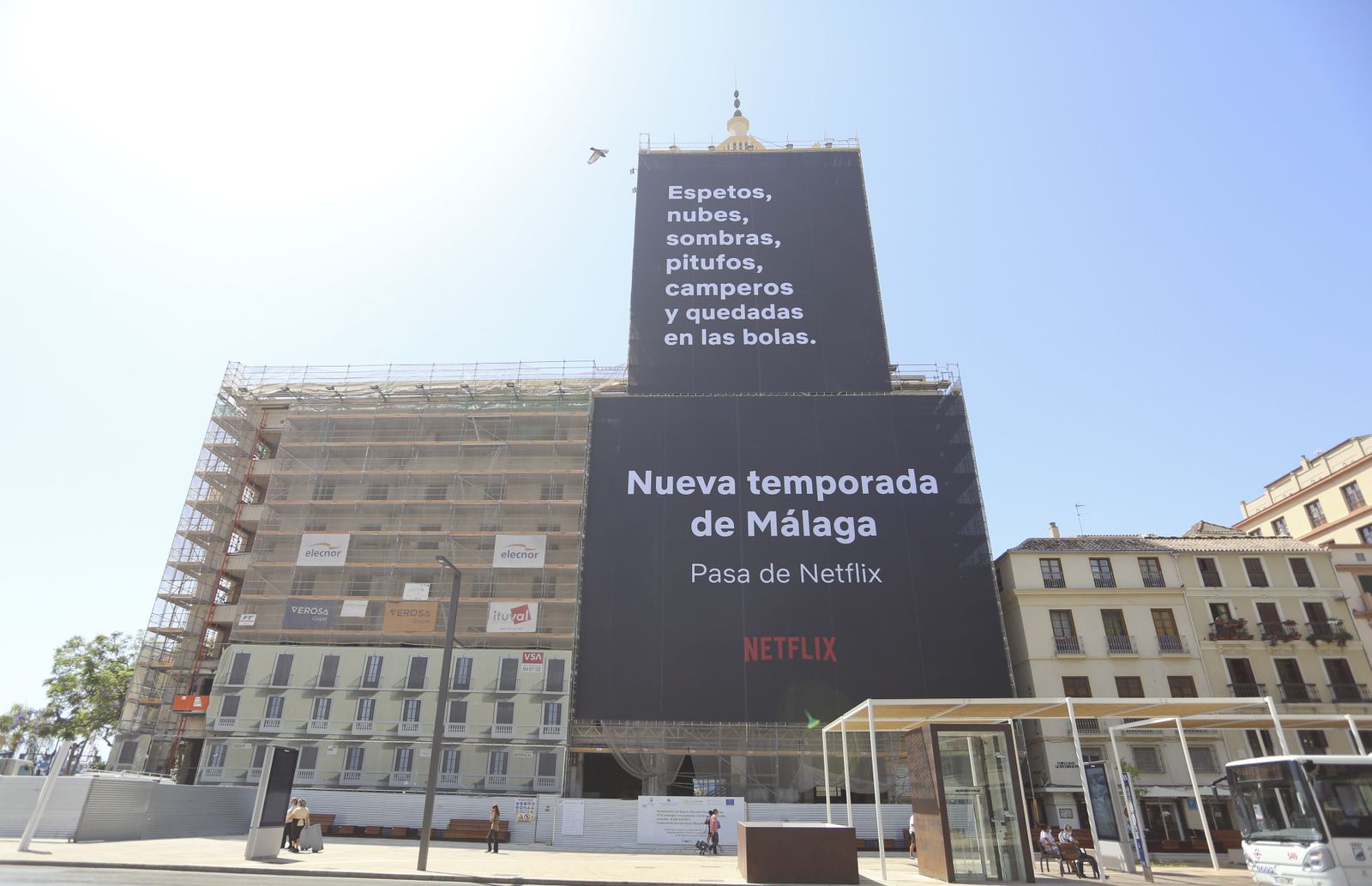 Las fotos de La Equitativa de Málaga, 'vestida' con Netflix