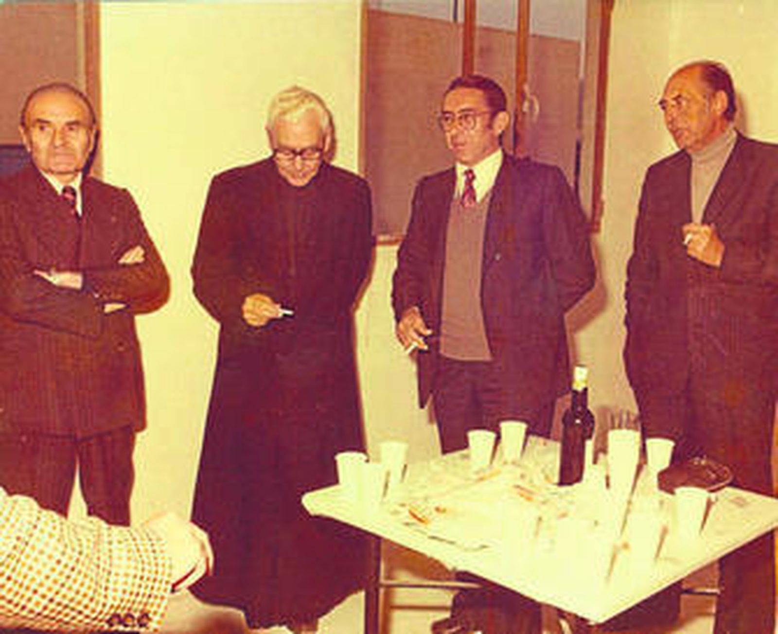 Jiménez Rienda, en el centro, junto al sacerdote Lucas Estrada.