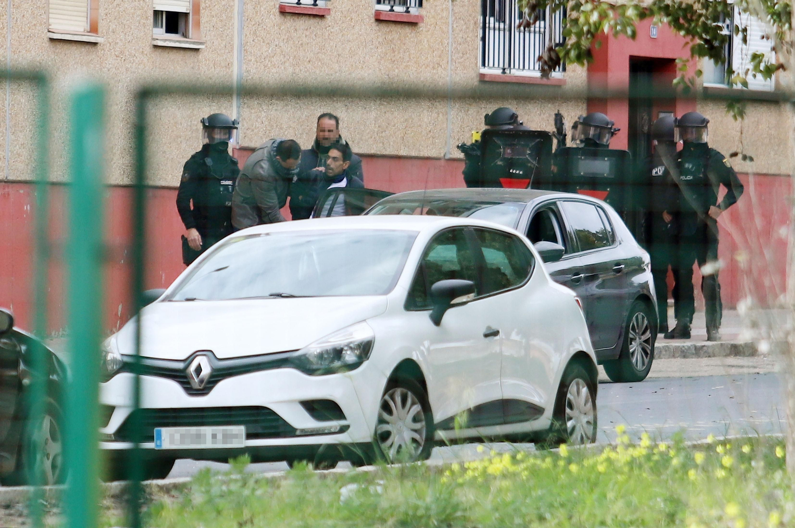 Imágenes del atrincherado que amenazaba con hacer estallar una bombona en el Torrejón, Huelva