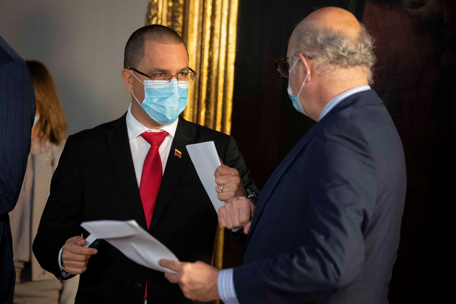 El canciller venezolano, Jorge Arreaza (i), entrega al encargado de Negocios de España, Juan Fernández Trigo, una nota de protesta.