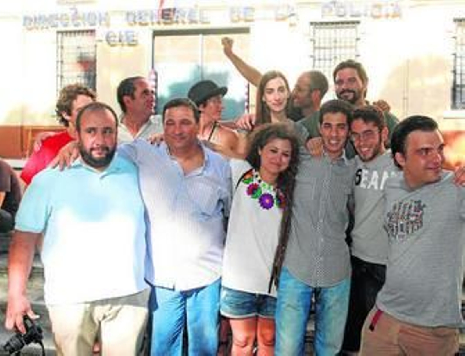 Bouziane, el tercero por la derecha, ayer, junto a miembros del 15-M. Bouziane, el tercero por la derecha, ayer, junto a miembros del 15-M.