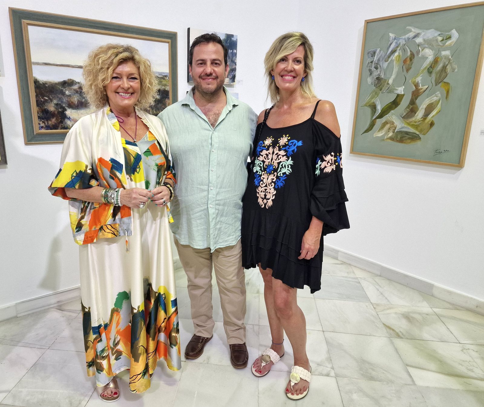 Una imagen de la inauguración de la muestra de pinturas.