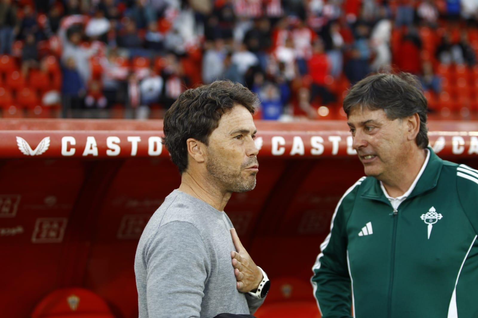 Rubi y Alejandro Menéndez se saludan antes del comienzo del encuentro entre almerienses y ferrolanos.