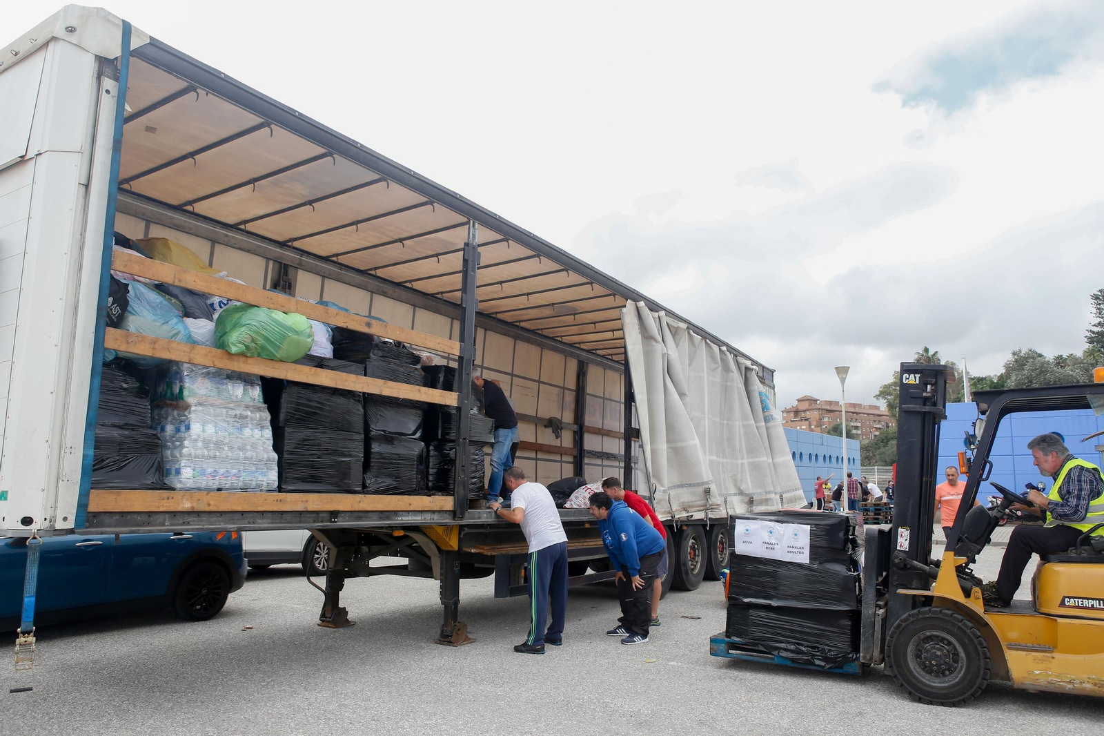Fotos de la recogida de alimentos y enseres para ayudar a los afectados por la DANA en Valencia